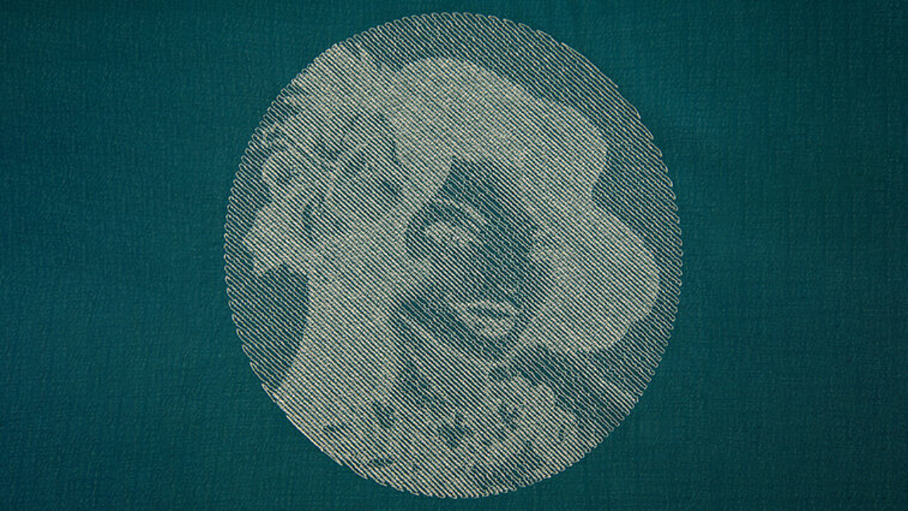 Stickerei von einer Dame aus Sensa Green Thread
