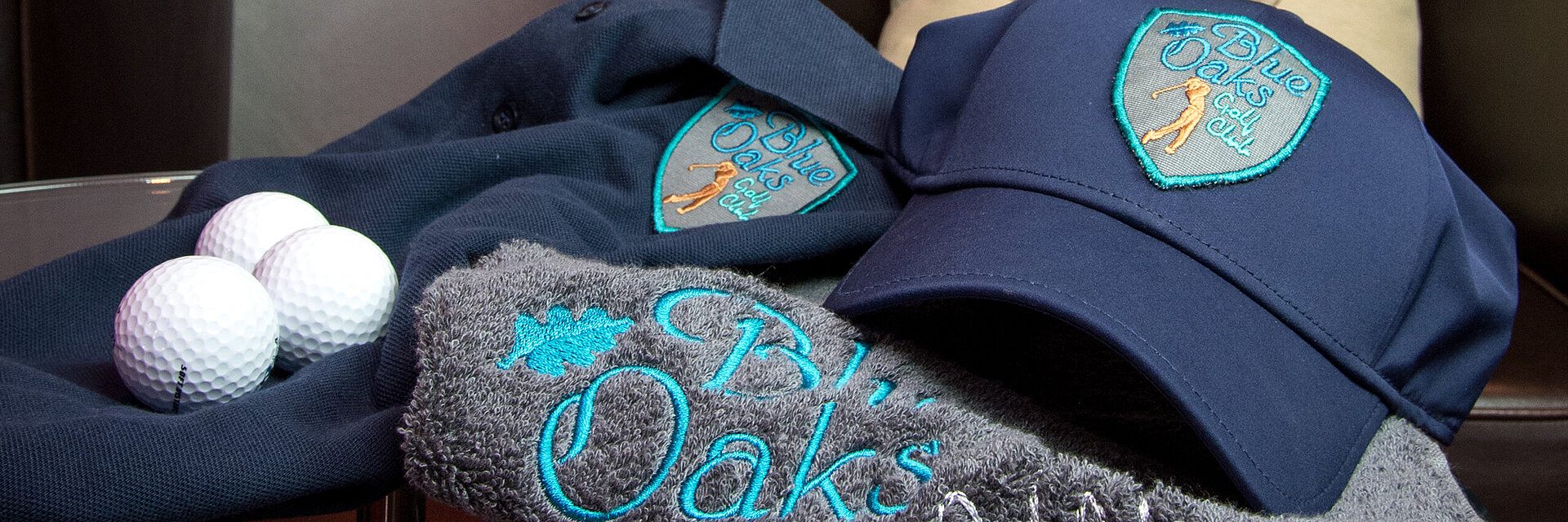 Besticktes Golftuch und Kappe