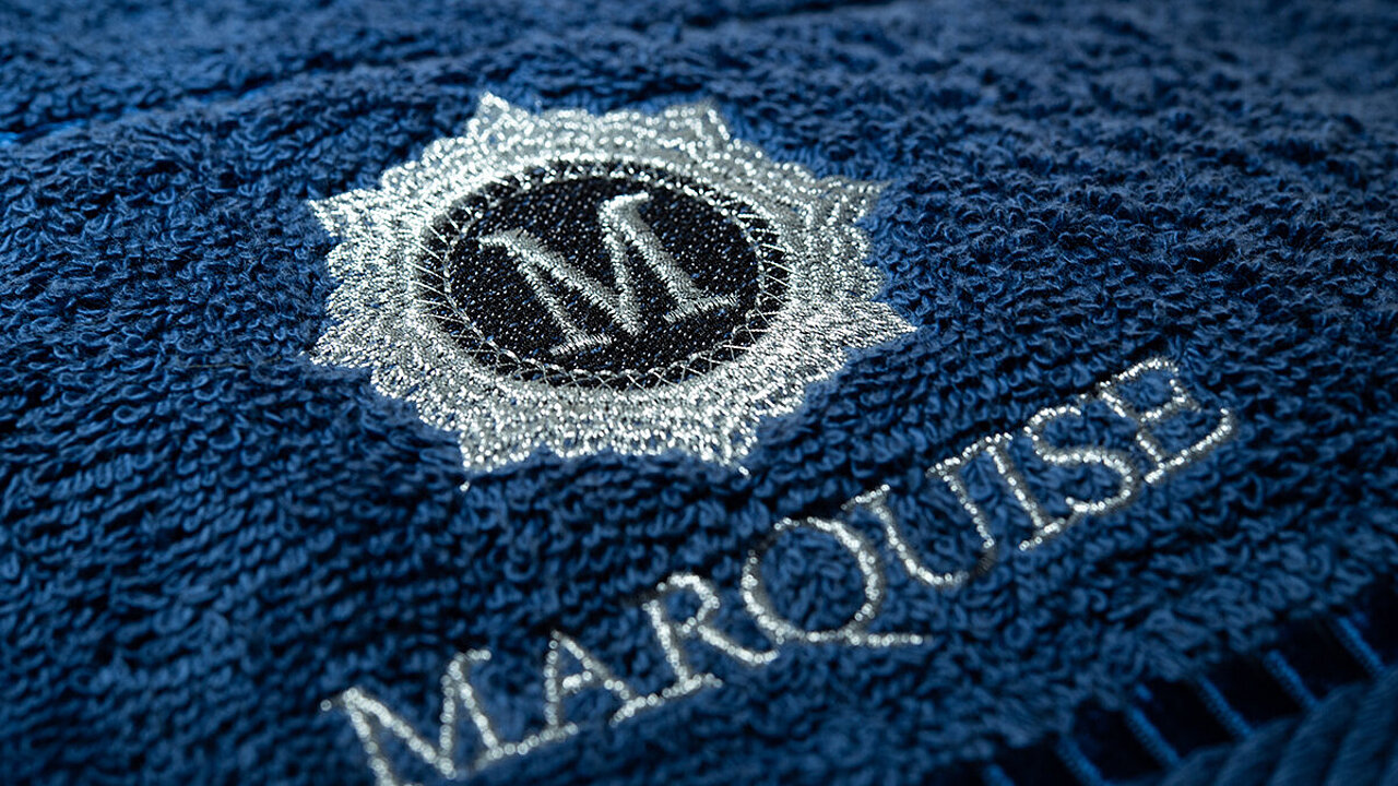 [Translate to Global Französisch:] terry fabric towel with silver metallic thread embroidery