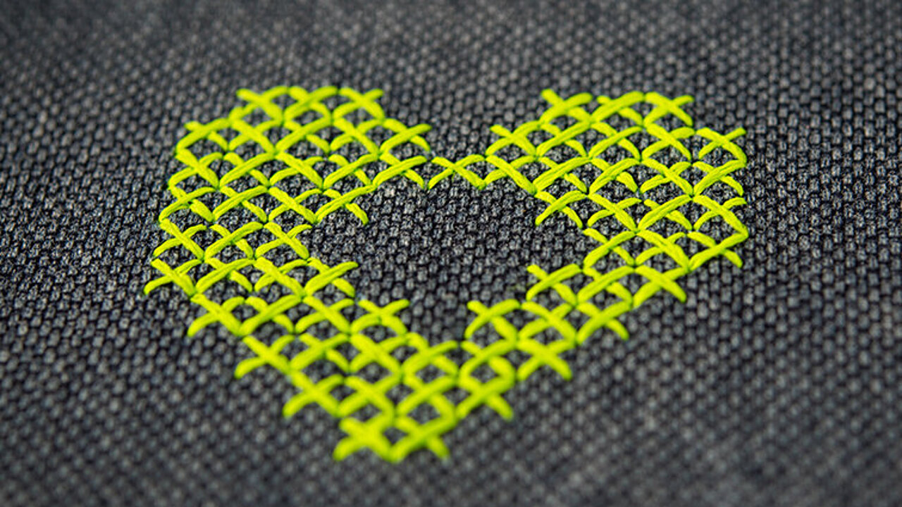 [Translate to Global Französisch:] Heart shaped yellow embroidery