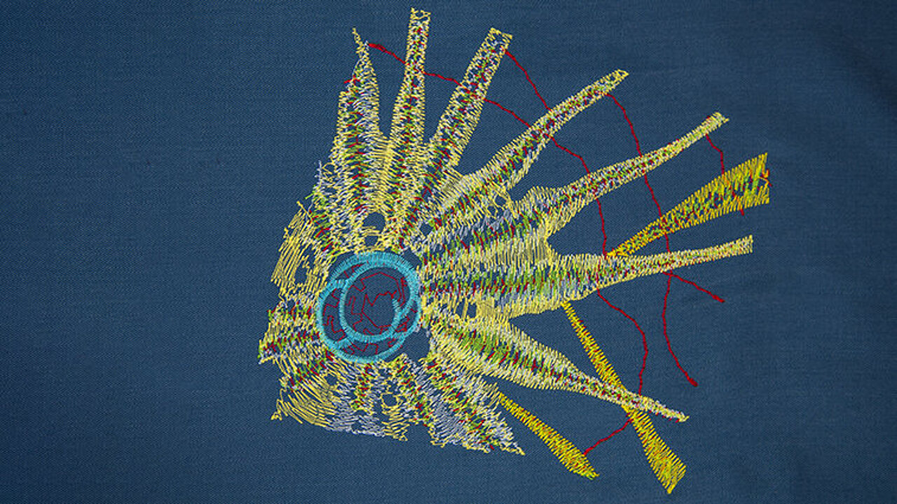 Stickerei der Sonne, die aus Sensa Green Thread hergestellt ist