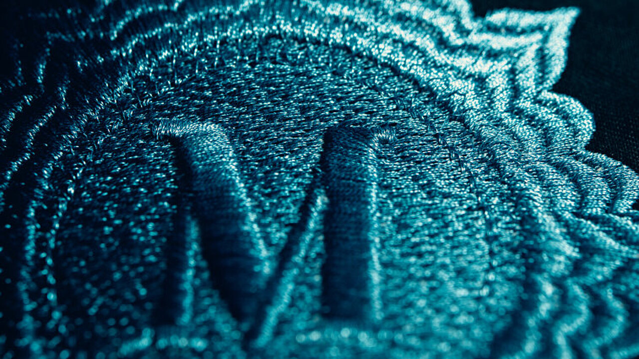 [Translate to Global Französisch:] blue metallic embroidery design