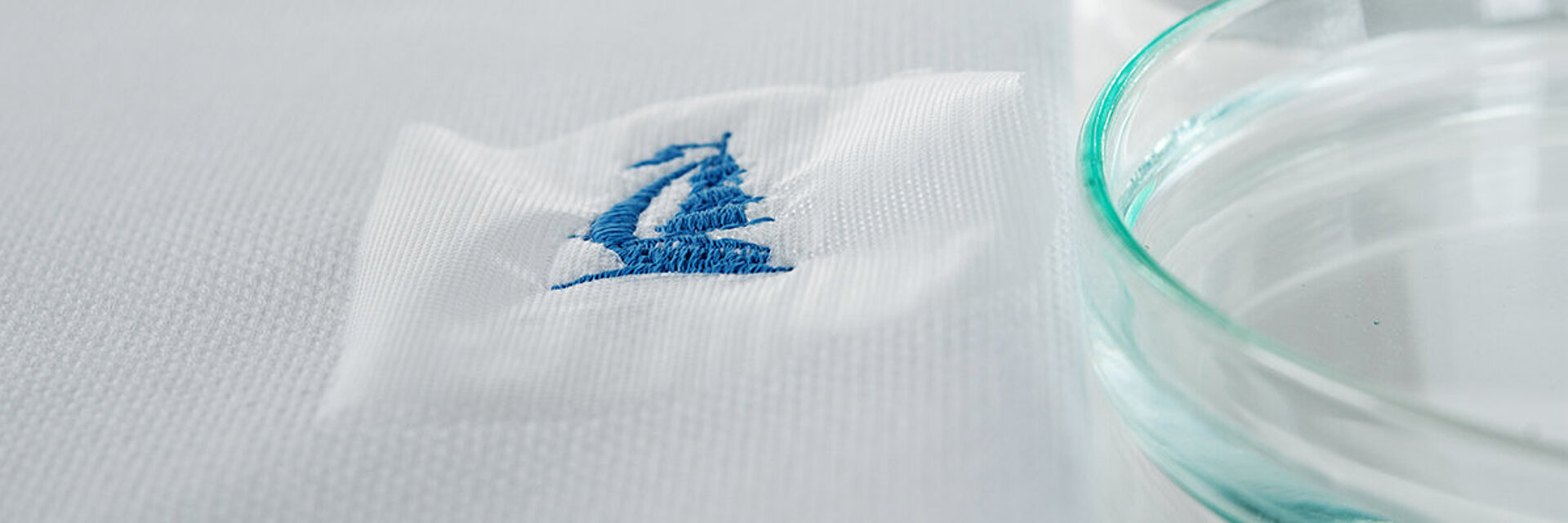[Translate to Vietnamesisch:] wash away embroider topping with small embroidery