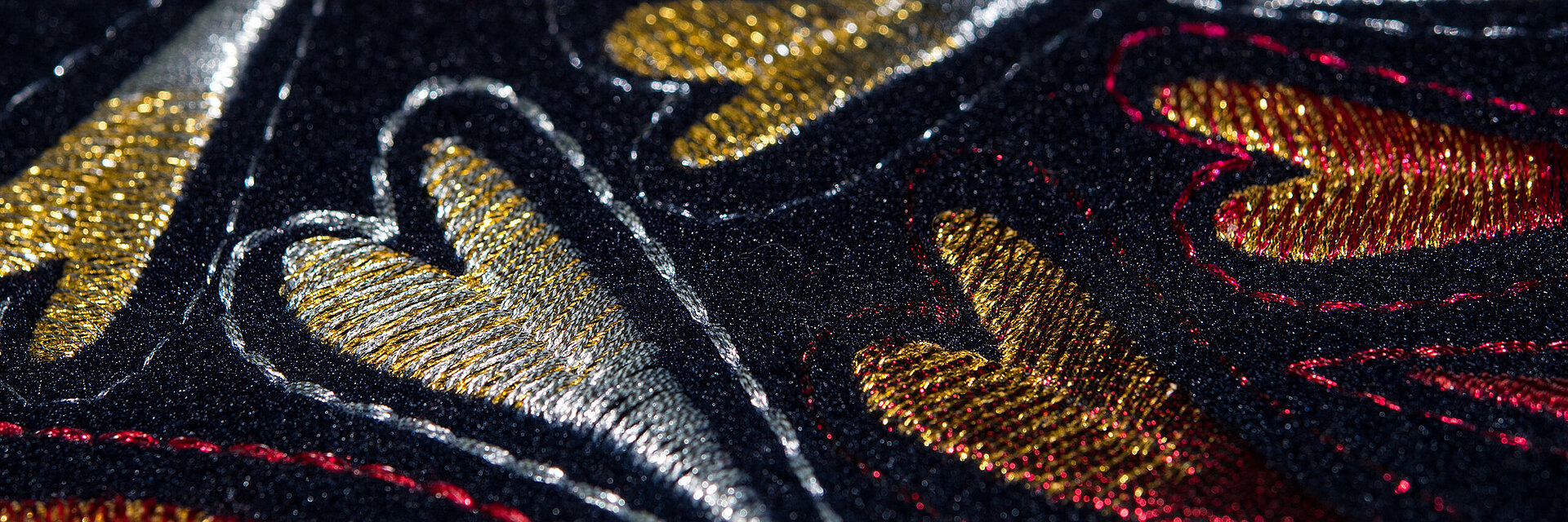 gestickte metallische Herzen