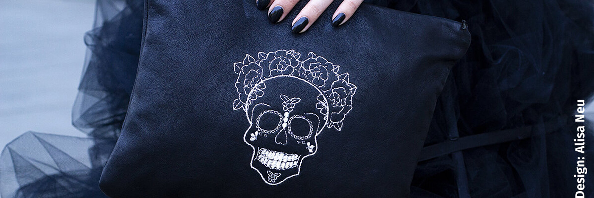 Saco com bordado de crânio prateado