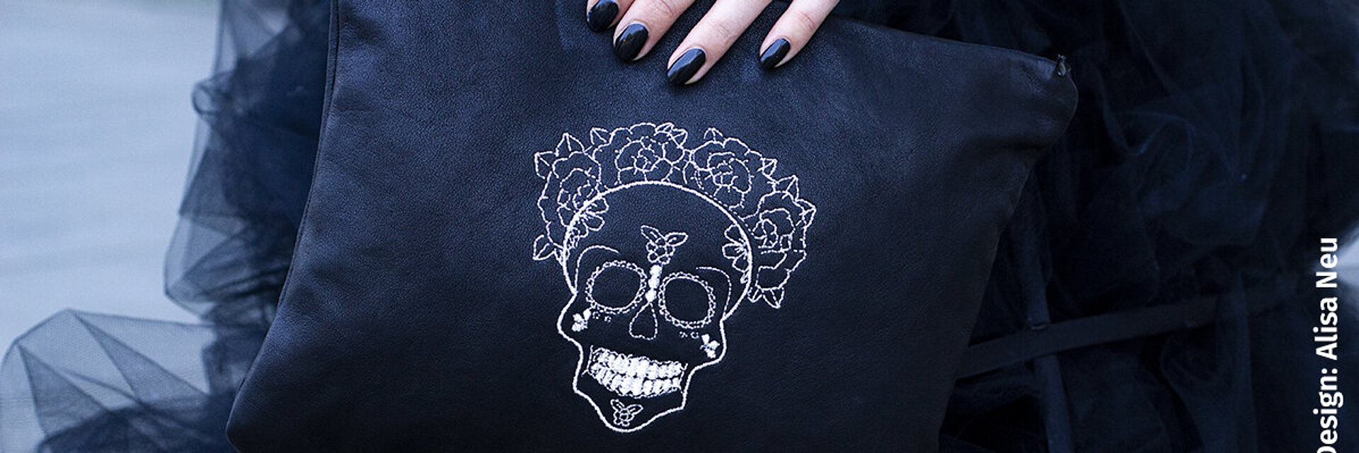 Bolso con bordado de calavera plateada