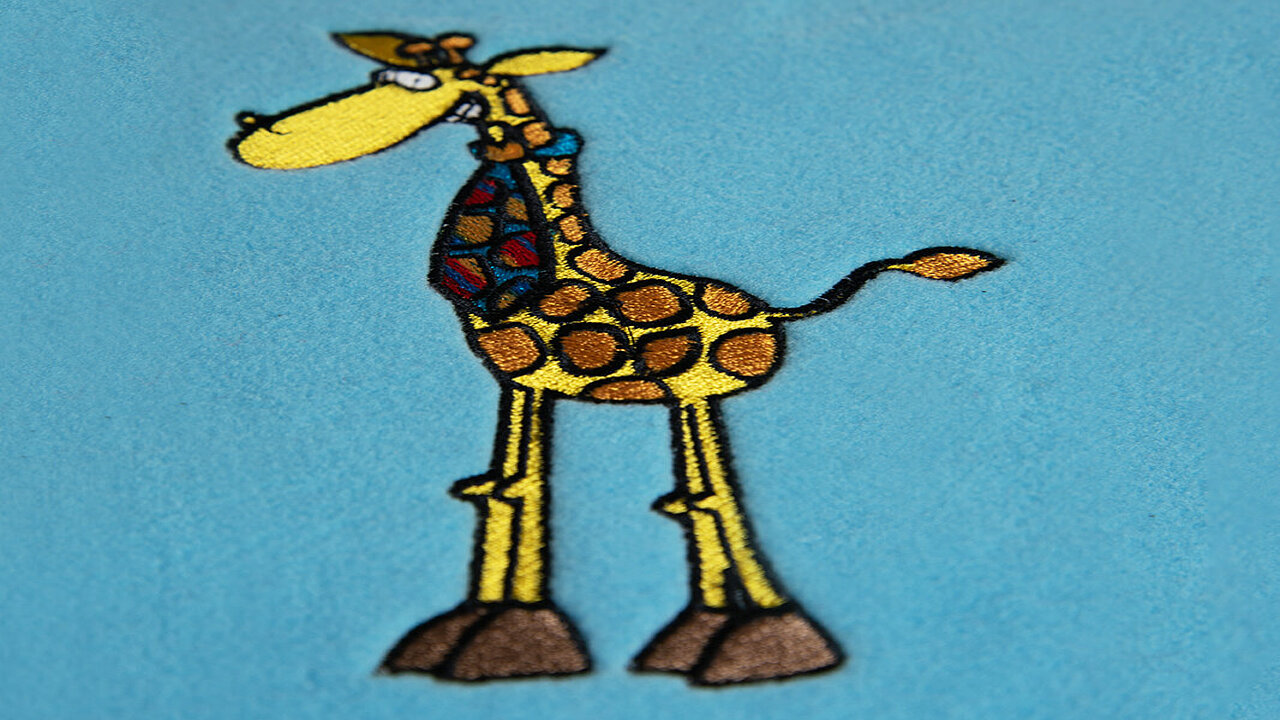 [Translate to Italienisch:] Giraffe embroidery for kids wear