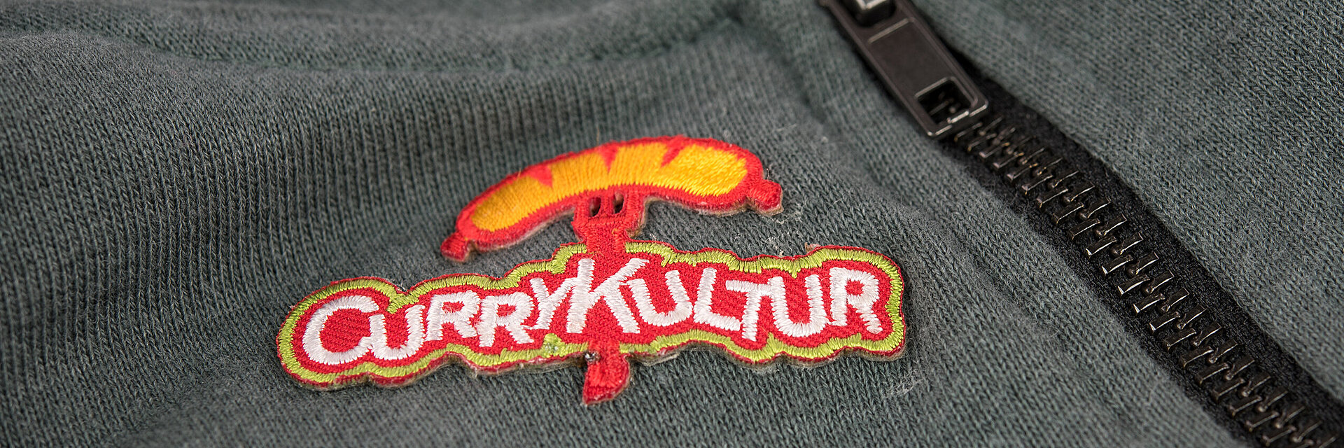 [Translate to Thailändisch:] embroidered fast food logo "Currykultur"