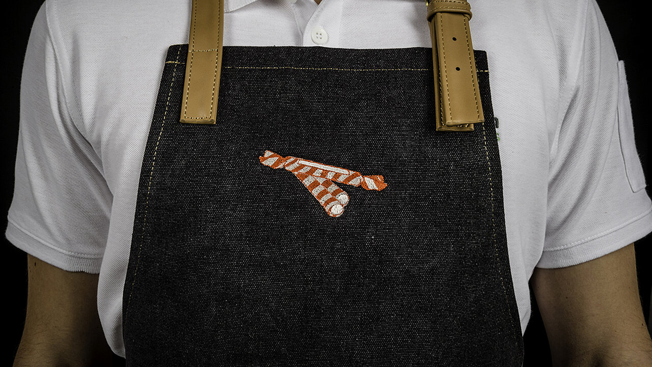 [Translate to Hongkong (Englisch):] Apron with stripes candy cane embroidery design