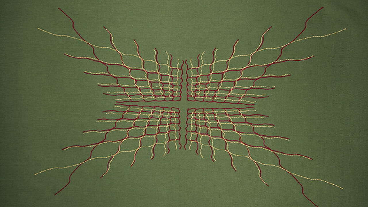 Stickerei aus einem Kreuz, das aus Sensa Green Thread hergestellt wurde