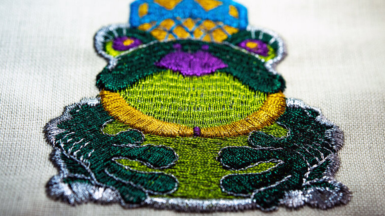 [Translate to Global Französisch:] frog metallic embroidery design