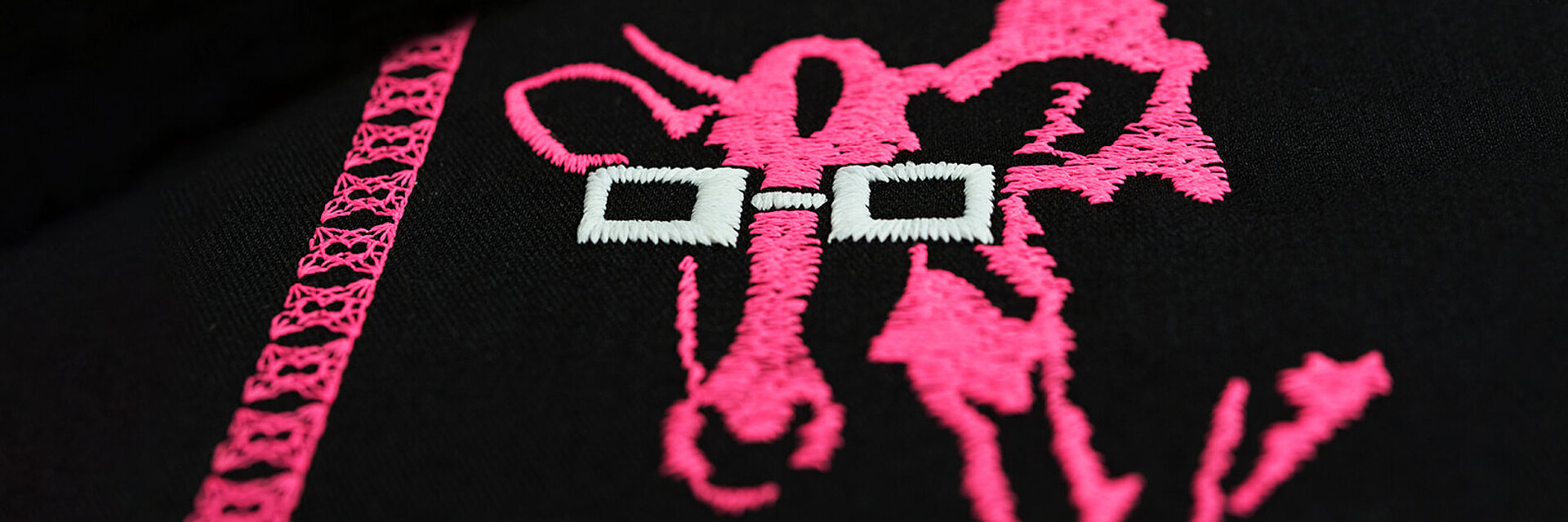 Neues mattes Polyestergarn FROSTED MATT in Stärke 30. Anwendungsbeispiel: Kuh mit Brille. Kreatives Design "Kuh mit Brille", Anwendungsbeispiel, neues mattes Polyestergarn "Frosted Matt 30"