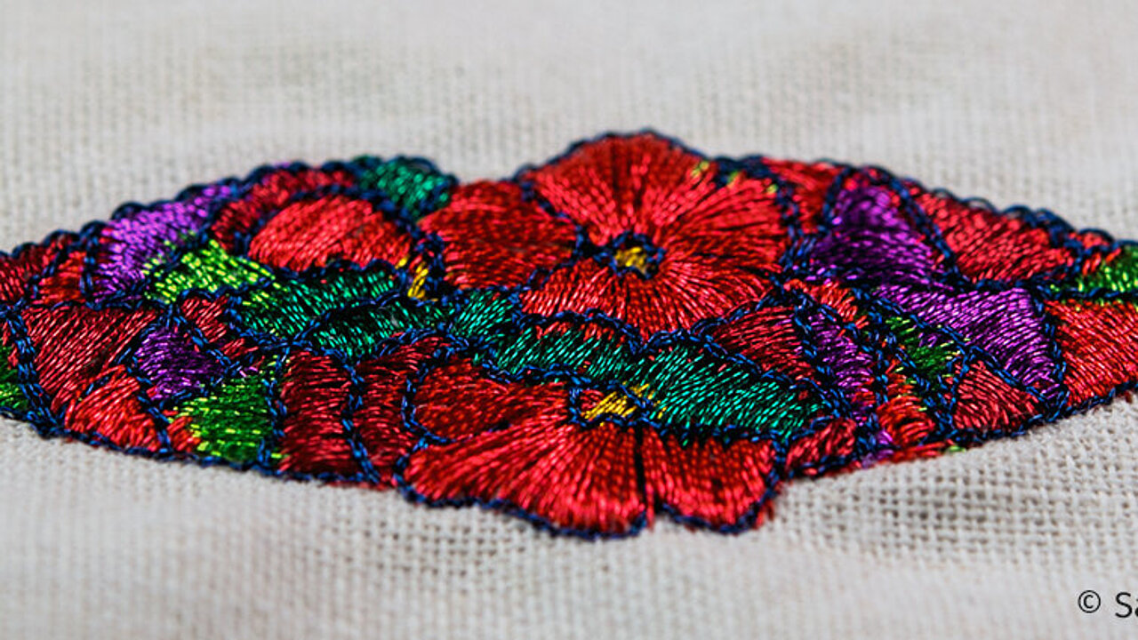 [Translate to Türkisch:] colourful metallic embroidery design