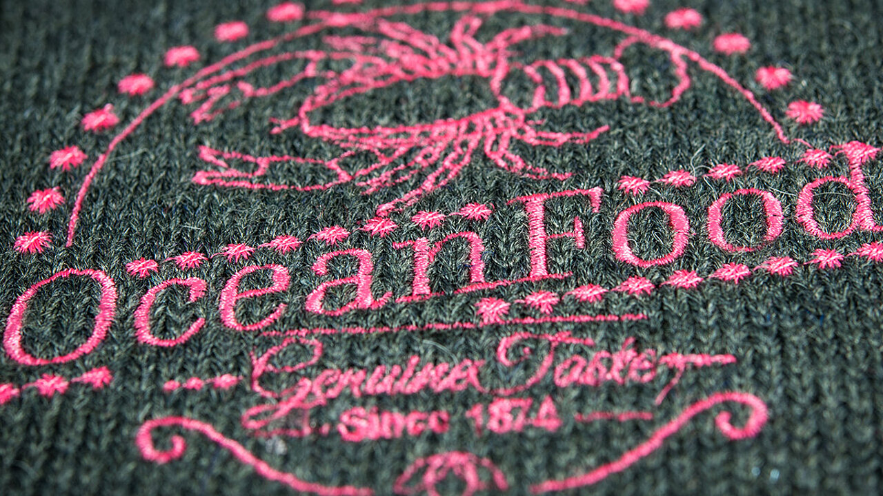 [Translate to Türkisch:] Logo embroidery for lobster seafood restaurant