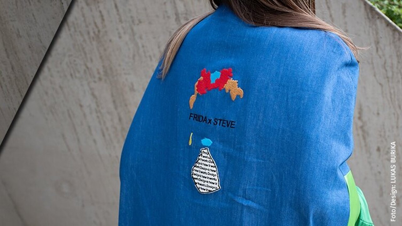 [Translate to Italienisch:] Lukas Burkia´s Iphone Dress Frida Kahlo embroidery project